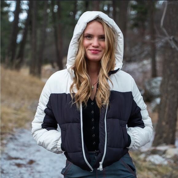 Love Tree Two Tone Cropped Zip Up White Black Hooded Puffer Women’s Size S NWT - Picture 1 of 10